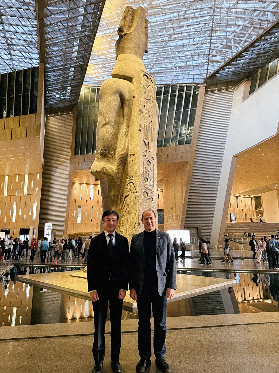 سەرۆکی کۆمپانیای تۆیۆتا عێراق لەگەڵ بەڕێوەبەری نوسینگەی جایکا لە عێراق سەردانی قوتابخانە یابانییەکانیان کرد لە میسڕ 